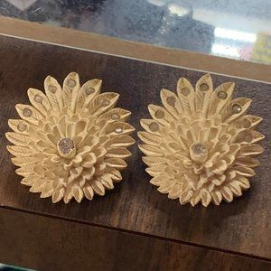 Vintage White Flower Earrings with Diamond